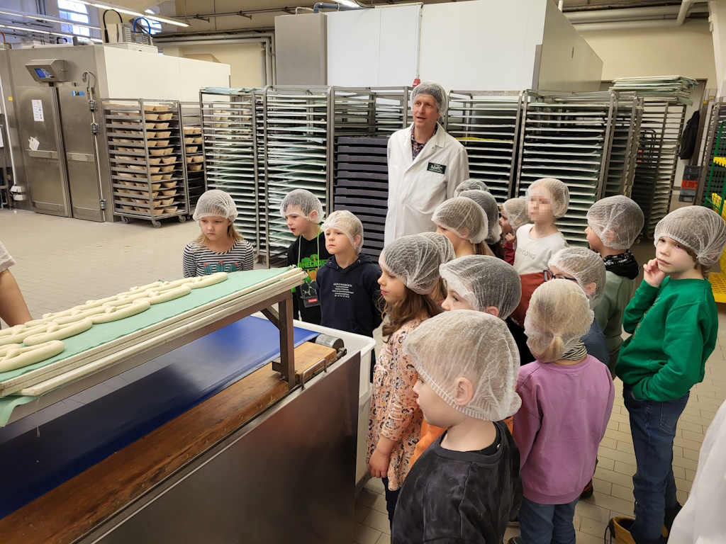 Die ersten Klassen besuchen den Bäcker Schubert