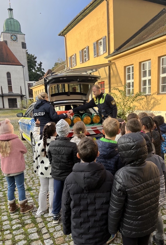 Ein ganz besonderer Tag für unsere Erstklässler: Die Verkehrspolizei Lechhausen war zu Besuch an unserer Schule!