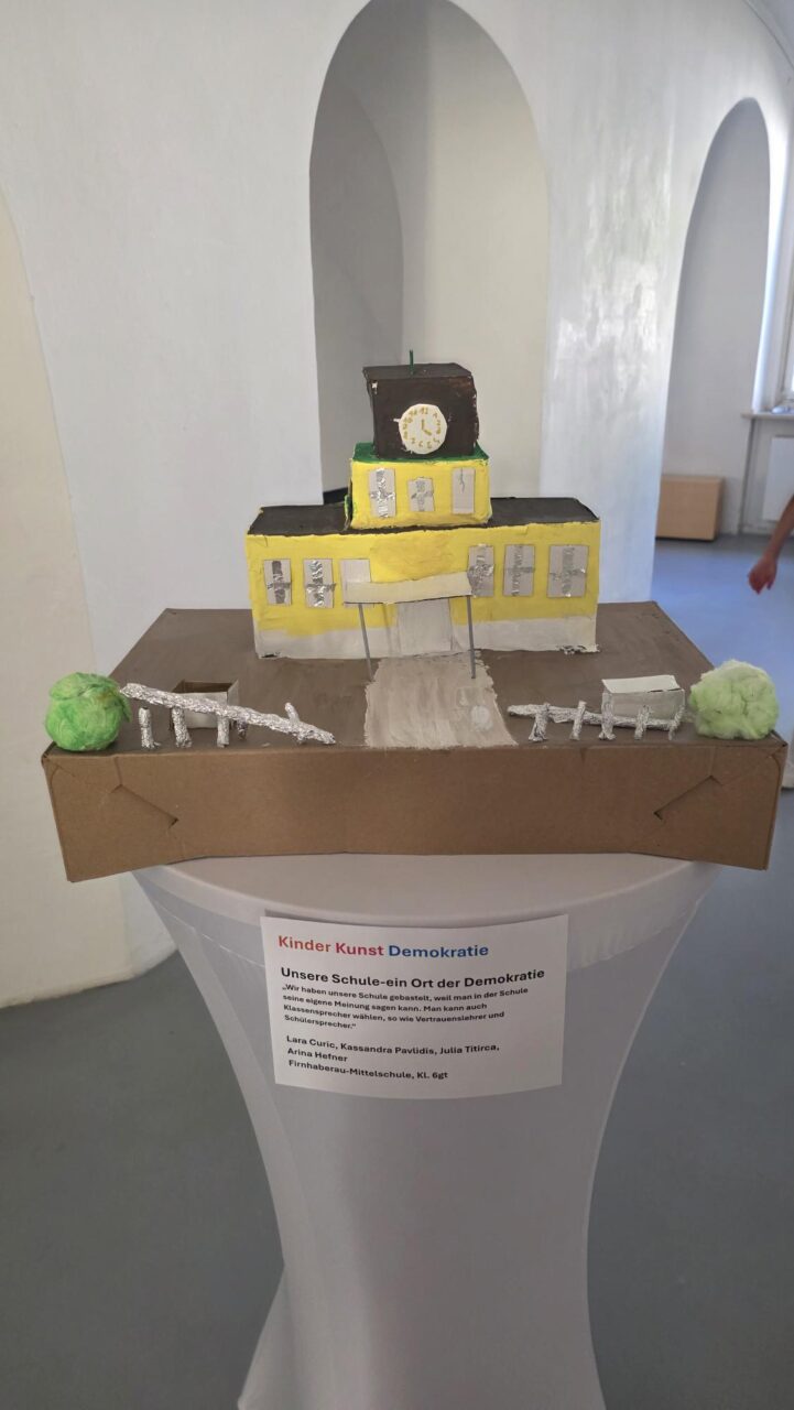 Die 5gt bestaunt ihr Kunstwerk
